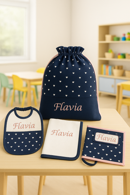 Set Asilo Personalizzato Cuori Bianchi – 4 Pezzi