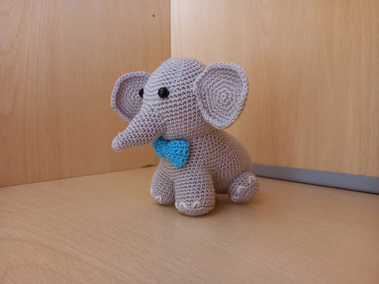Elefante Amigurumi con Papillon Blu – Idea Regalo in crochet