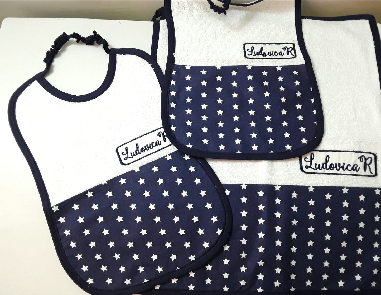 Set Asilo Stelle Blu Personalizzato – 2 Bavette e 1 Asciugamano