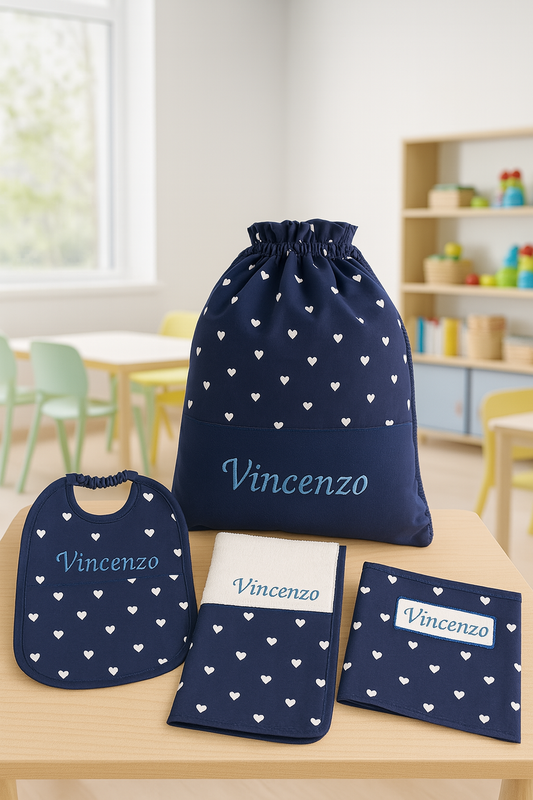 Set Asilo Personalizzato Blu con Cuori Bianchi – 4 Pezzi